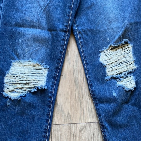 Distressed Mom jeans - Picture 3 of 5